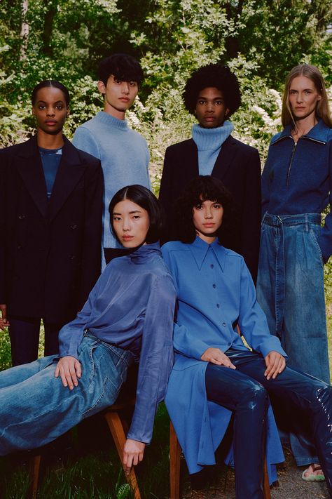 Group Photo Poses, Editorial Vogue, Group Poses, Group Photography, Resort 2020, Photoshoot Concept, Foto Vintage, Trik Fotografi, Fashion Group