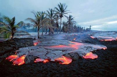 Kamoamoa Volcano Beach, Hawaii. Volcano Photos, Visit Maldives, Hawaii Volcanoes National Park, Hawaii Volcano, Visit Hawaii, Volcano National Park, Photography Series, Lava Flow, Active Volcano