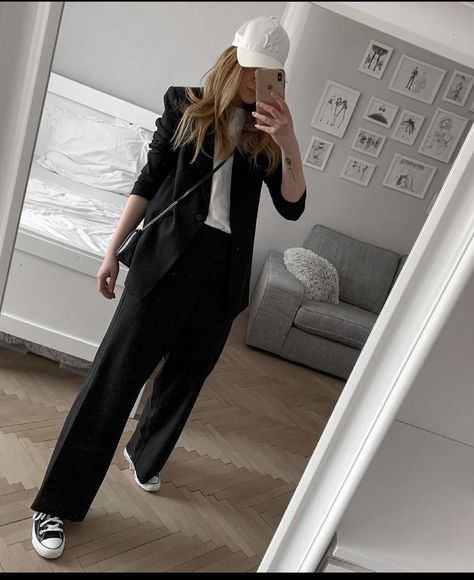 Converse With Work Pants, Converse Outfit Black Pants, Black Converse Street Style, Chuck Shoes Outfits, Converse And Dress Pants, Black Wide Leg Pants Outfit Converse, Black Highcut Converse Outfit Ideas, Converse Corporate Outfit, Platform Converse Outfit Work