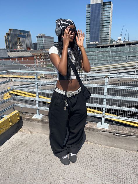 Baggie Clothes Outfit, Cargo Pants Belt Outfit, Y2k Temu Outfits, Bling Belt Outfit, Fitted Top Baggy Pants, Cargo Pants Baggy Outfit, Streetwear Fits Women, Fits With Beanies, How To Wear A Beanie