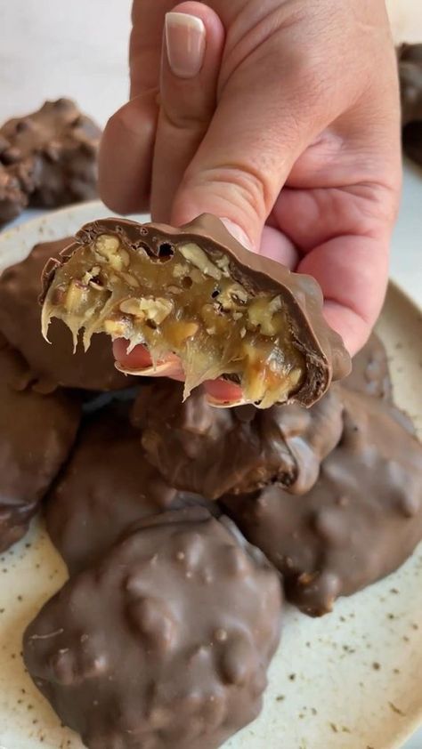 Chocolate Turtles Recipe, Turtle Treats, Turtles Recipe, Turtle Recipe, Lunchbox Snacks, Homemade Chocolate Candy, Chocolate Turtle, Christmas Candy Easy, Easy Christmas Candy Recipes