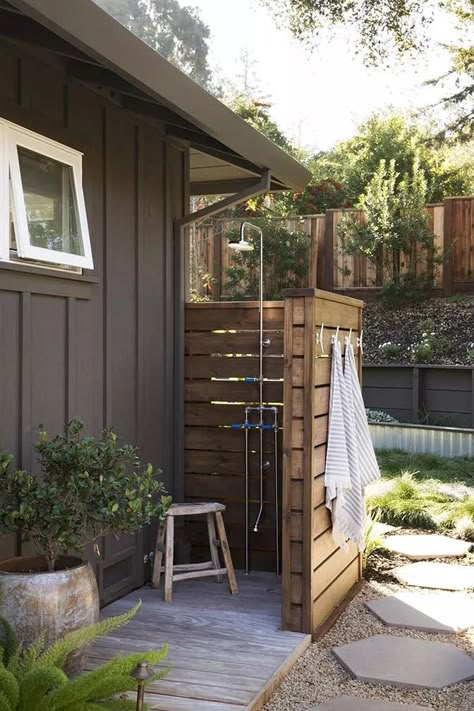 15 Stunning Outdoor Shower Ideas to Borrow for Your Own Backyard Diy Outdoor Shower Ideas, Outdoor Shower Ideas, Outdoor Shower Kits, Portable Outdoor Shower, Outside Showers, Outdoor Shower Enclosure, Outdoor Shower Diy, Outdoor Bathroom Design, Pool Shower