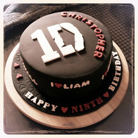 Music Cupcakes, One Direction Birthday, One Direction Cakes, Harry Styles Birthday, One Direction Cake, Gambar One Direction, Buttercream Cake Decorating, Food Time, Football Cake