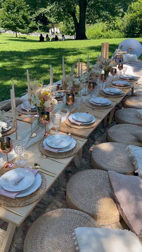 Thanksgiving Dinner Aesthetic, Friendsgiving Theme Ideas, Simple Thanksgiving Dinner, Thanksgiving Tablescapes Simple, Tablescapes Simple, Aesthetic Dinner Party, Picnic Table Decor, Thanksgiving Table Settings Elegant, Tablescape Thanksgiving