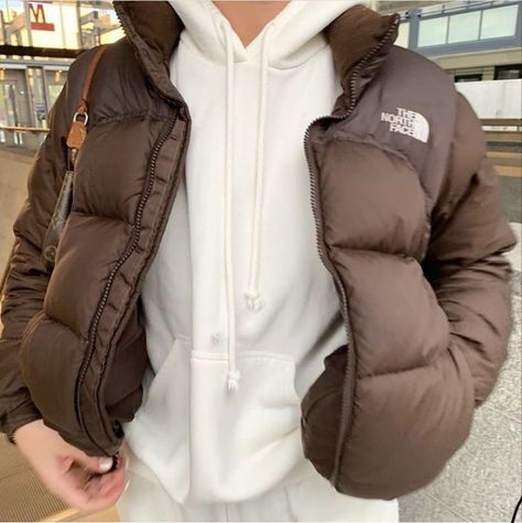 Brown North Face Puffer, North Face Puffer Jacket Outfit, Brown North Face, Puffer Outfit, Brown Puffer Jacket, Puffer Jacket Outfit, North Face Puffer Jacket, Chique Outfits, Brown Outfit