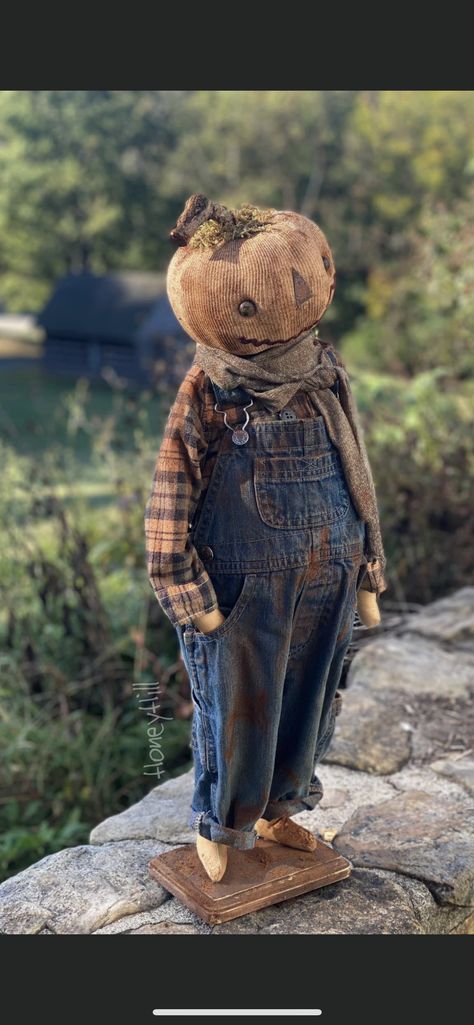 Easy Primitive Crafts, Halloween Scarecrows, Fall Notes, Pumpkin Creations, Handmade Pumpkins, Prim Halloween, Primitive Scarecrows, Pumpkin People, Primitive Halloween Decor