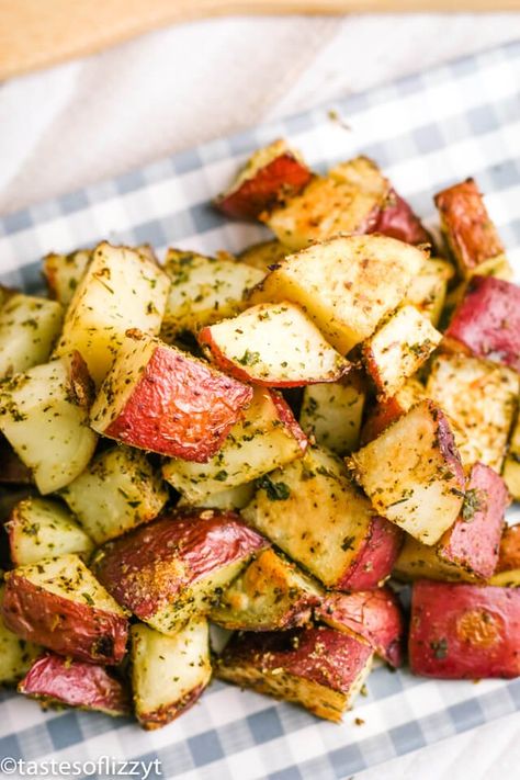 Roasted red potatoes are a delicious side dish that pairs perfectly with just about everything. This oven roasted potatoes recipe is easy to make, too! Buttery Red Potato Recipes, Roasted Red Potatoes Oven, Red Potatoes Roasted, Red Skin Potatoes Recipe, Rv Oven, Baked Red Potatoes, Tartiflette Recipe, Red Potato Recipes, Red Skin Potatoes