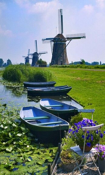 Wow awesome!!! ♡♡♡ Windmill Aesthetic, Dutch Windmill Drawing, Netherlands Windmills Tulip Fields, Windmills In Holland, Windmill Water, Holland Windmills, Wind Mills, Kinderdijk Windmills, Amsterdam Holland