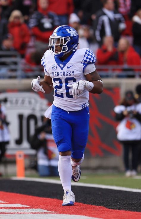 Benny Snell Jr.....L's down Kentucky Football Wallpaper, University Of Kentucky Football, Cool Football Helmets, Boise State Football, College Football Uniforms, Football Helmet Design, Nfl Wallpaper, College Football Helmets, Kentucky Wildcats Football