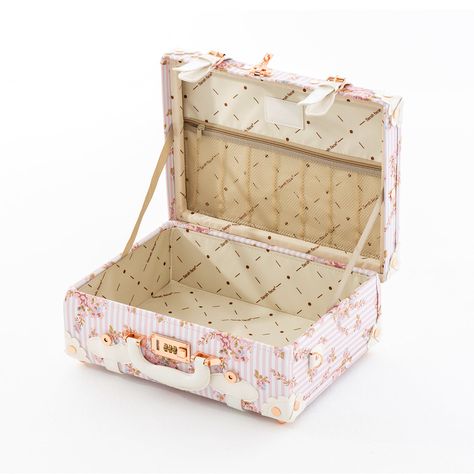 Cute Suitcase Aesthetic, Cute Suitcase, Travel Packing Essentials, Paper Bag Design, Cute Suitcases, 13 Birthday, Flight Essentials, Large Suitcase, Bedrooms Ideas