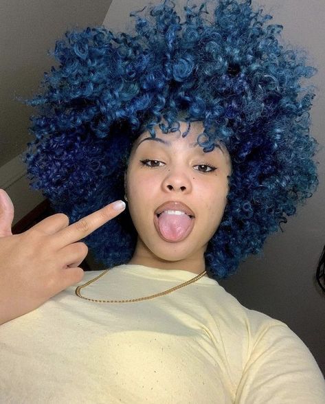 Dark Blue Natural Hair, Blue Curls, Blue Afro, Curly Blue Hair, Blue Curly Hair, Blue Natural Hair, Short Blue Hair, Hair Color For Dark Skin, Dark Blue Hair