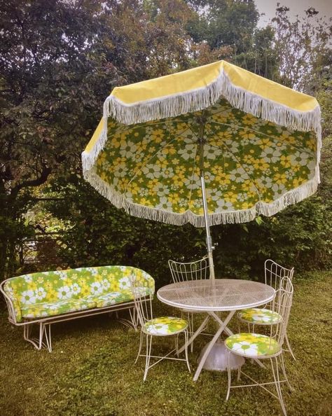 From the weird secondhand finds facebook page Eclectic Patio Design, Retro Patio Furniture, Vintage Patio Furniture, Mid Century Outdoor, Vintage Patio, Tangerine Dream, Dream Interior, Adrian Pearsall, Lawn Furniture