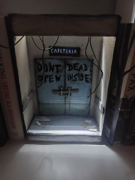 Don’t Open Dead Inside, Don't Dead Open Inside, Last Of Us Room Decor, Maze Runner Book Nook, Horror Book Nook, Nook Book Diy, Twd Room Ideas, Twd Room Decor, Tlou Room Decor