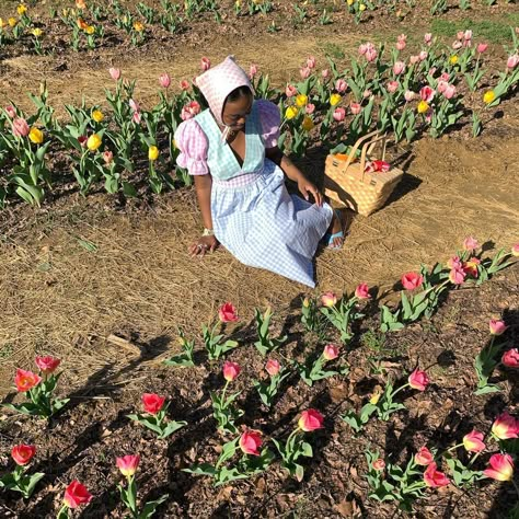 Prairie Fashion, Black Cottagecore, Grandmacore Aesthetic, Different Types Of Aesthetics, Girl Working, Black Cottage, Farmer Girl, Guy Best Friends, Black Femininity