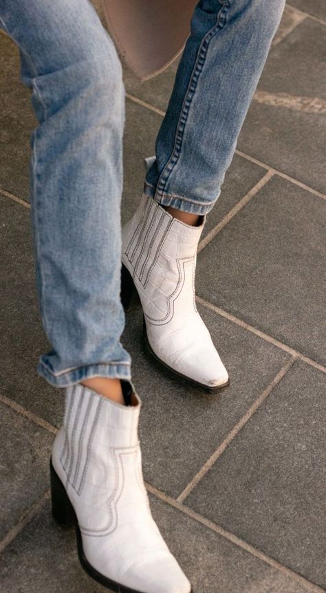 5# Ways to Style White Ankle Boots | Brunette from Wall Street Western Ankle Boots Outfit, Black Western Boots Outfit, White Western Boots Outfit, White Cowboy Boots Outfit, Ganni Boots, Short Cowboy Boots Outfit, Western Boot Outfit, Western Boots Outfit, White Boots Outfit