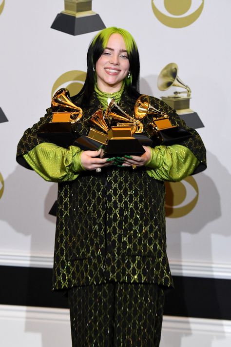 Billie Eilish, se erigió como la gran ganadora en la gala de los premios Grammy, haciendo historia. Belie Eilish, Billie Eilish Grammys 2020, Billie Eilish Awards, Grammys Outfits, Billie Eilish Pictures, Billie Eilish Grammy, Billie Eilish Photos, Billie Outfits, Billy Eilish