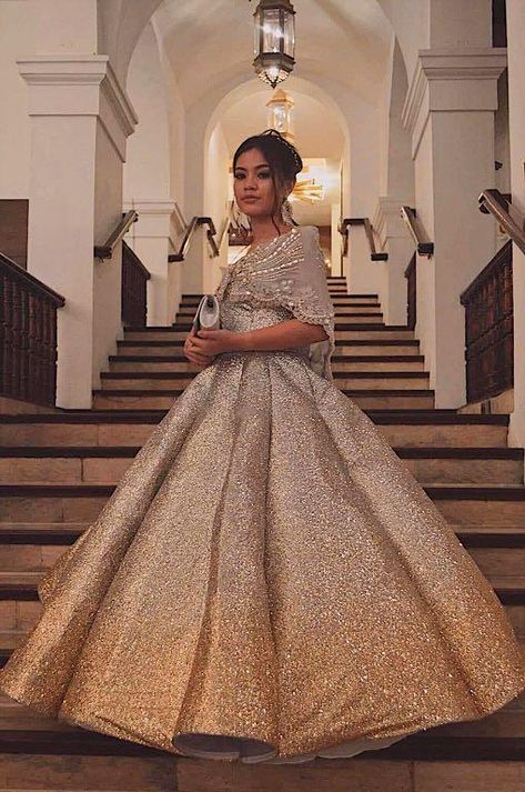 Filipiniana Inspired Gown, Traditional Filipino Dress Prom, Filipiñana Prom Dress, Filipiniana Dress Modern Prom, Filipiniana Prom Dress, Filipino Prom Dress, Filipino 18th Debut Ideas, Philippine Gown, Filipiniana Aesthetic