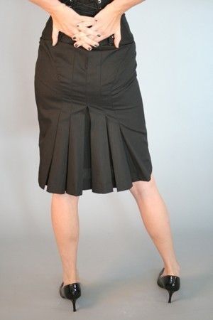 From http://www.etsy.com/listing/44944461/black-cotton-pleated-pencil-skirt-custom Sewing Portfolio, Pleated Pencil Skirt, Skirt Images, Afrikaanse Mode, Classic Skirts, Stylish Skirts, Pleated Skirts, Kick Pleat, Latest African Fashion Dresses