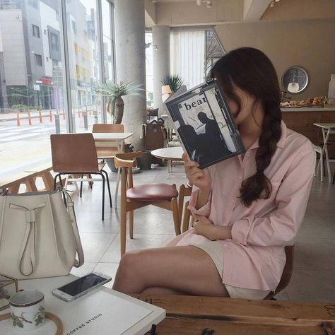 Pink Academia Aesthetic, Sophia Coppola, Pink Academia, Mysterious Girl, Blair Waldorf, Girl Reading, Academia Aesthetic, Dream Lifestyle, Light Academia