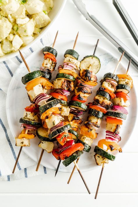 Halloumi And Vegetable Skewers, Vegetarian Kebabs On The Grill, Halloumi Kebabs Skewers, Greek Bbq Ideas, Grilled Halloumi Recipes, Mediterranean Wedding Food, Greek Lunch Ideas, Greek Catering, Halloumi Kebab