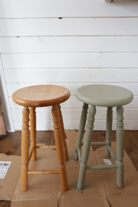 Old Furniture Makeover, Bar Stool Makeover, Simple Stool, Painted Bar Stools, Diy Bar Stools, Stool Makeover, Diy Stool, Painted Stools, Oak Stool