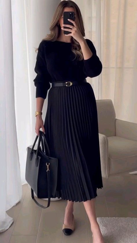 Discover timeless style with elegant Flight Attendant Outfit ideas. From Outfit Formal Mujer to Business Professional Outfits, elevate your work wardrobe with retro vibes from the 60s and 90s, paired with modern Blazer Outfits For Women. Stay chic and confident in these Business Casual looks. #FashionInspiration #ProfessionalStyle #RetroFashion #streetStyle #fashionTrends #fashionBloggers #fashionLovers #fashiondesigner #Outfit #Outfitoftheday #ootd #fashionweek #Fashion #Dailylook #style Outfit Formal Mujer, Rok Midi, Chic Office Wear, Stile Blair Waldorf, Adrette Outfits, Skirts Ideas, How To Wear Ankle Boots, Boots Outfit Ankle, Fest Outfits