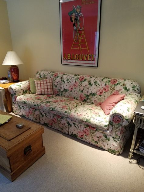 Floral Couch Living Room Modern, Floral Couch Aesthetic, Floral Couch Living Room, Vintage Floral Couch, Floral Couch, Floral Sofa, Girl Apartment, Big Floral, Young Sheldon