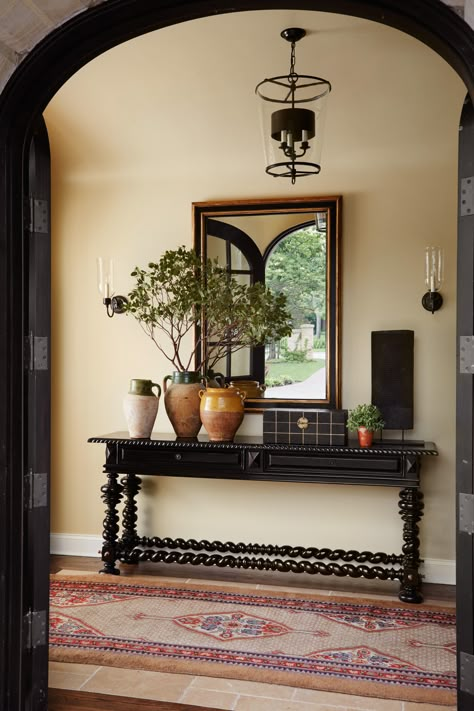 Tudor Foyer, Foyer Ideas Entryway, Spanish Home Decor, Spanish Decor, Colonial Interior, Luxury Door, Foyer Decor, Foyer Design, Spanish Style Homes