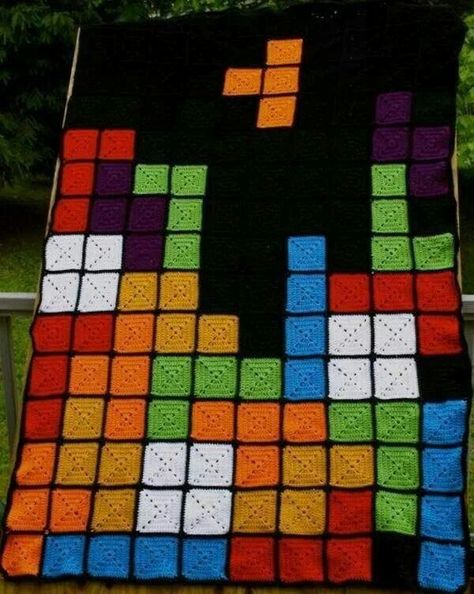 tetris crochet Manta Crochet, Crochet Afghans, Retro Game, Crochet Creations, Square Blanket, Crochet Stitch, Crochet Squares, Filet Crochet, Crochet Granny