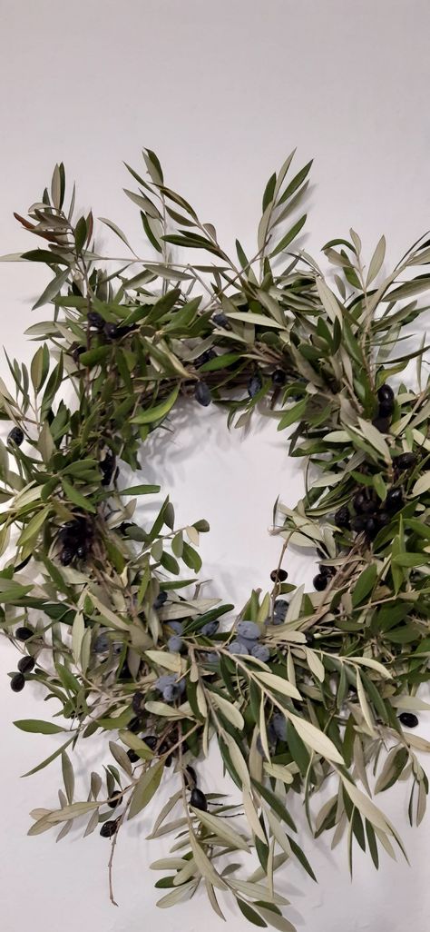 Olive Branch Decoration, Christmas Olive Tree, Olive Tree Christmas, Olive Christmas Tree, Olive Branch Wreath, Branch Wreath, Ramadan Decor, Ideas Hogar, For Good Luck