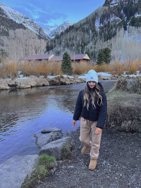 South Dakota Winter Outfits, Mountain Weather Outfit, Hiking Outfit Winter Mountain Cold Weather, Pigeon Forge Outfits Winter, Fall Camping Outfits Aesthetic, Camping Outfits Winter Cold Weather, Colorado November Trip Outfits, Cabin Winter Outfit, Cute Cold Hiking Outfits