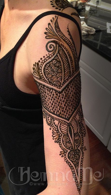 paisley henna arm band. Wish I could paint this on myself! Henna Arm Band, Henna Forearm, Paisley Henna, Arm Henna, How To Make Henna, Henna Tattoo Design, Henna Hands, Jagua Henna, Henna Inspo