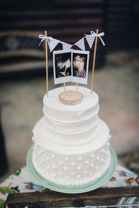 Vintage-Inspired Polaroid Photo Cake Topper  Statt dieser doofen Figuren. Süße Idee Diy Wedding Cake Topper, Cake Topper Ideas, Bridal Cake Topper, Vintage Pasta, Cakes Simple, Polaroid Wedding, Funny Wedding Cakes, Funny Cake Toppers, Funny Wedding Cake Toppers