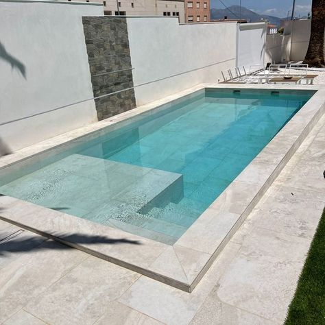 See how nice our color Pietro White looks in this 7 x 3 m pool with a depth of 1.4 m. It is a Skimmer-type pool built by Azulena Piscinas  using our 90º edge and our 50M pieces, which measure 48.8 x 97.3 cm, on the deck and in the tank. A wonderfully pulled off ensemble 👏  Congrats!!! Small Swimming Pool, Skimmer Pool, Luxury Pools Backyard, Design Tips And Tricks, Pools Backyard Inground, Small Swimming Pools, Pool Landscape Design, Pool Colors, Small Pool Design