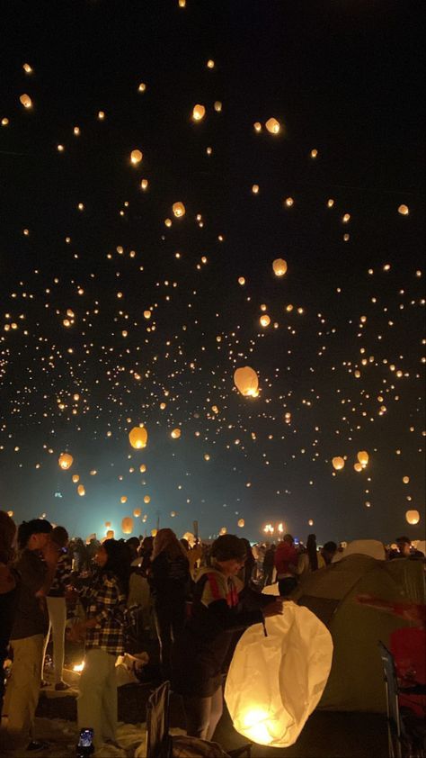 #flyinglantern#wishmaking Japanese Lantern Festival, Flying Lanterns, Floating Lantern Festival, Light Fest, Flying Lantern, Floating Lanterns, Sky Lanterns, Floating Lights, Gold Money