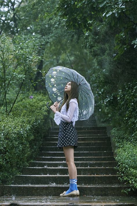 Pose With Umbrella Photo Shoot, Rain Reference, Umbrella Portrait, Umbrella Photoshoot, Rainy Photoshoot, Rainy Day Photography, Gala Outfits, Rainy Day Outfits, Girl In Rain