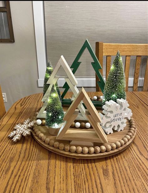 Cute Christmas Diy Crafts, Diy Christmas Centrepiece, Wooden Christmas Centerpieces, Christmas Decor Outdoor Diy, Decorating With Christmas Ornaments, Easy Diy Wood Christmas Decor, Diy Christmas Wood Decorations, Diy Christmas Decor To Sell, Christmas Wooden Centerpieces