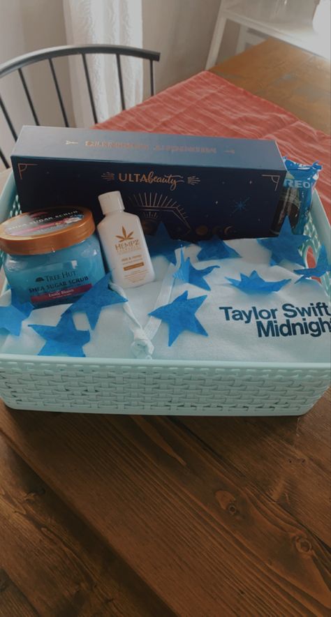 Taylor Swift Lover Themed Gifts, Taylor Swift Birthday Basket Ideas, Taylor Swift Lover Gift Ideas, Taylor Swift Basket Ideas, Taylor Swift Gift Box Idea, Taylor Swift Gift Basket Ideas, Taylor Swift Basket, Taylor Swift Themed Gift Basket, Blue Birthday Party Aesthetic