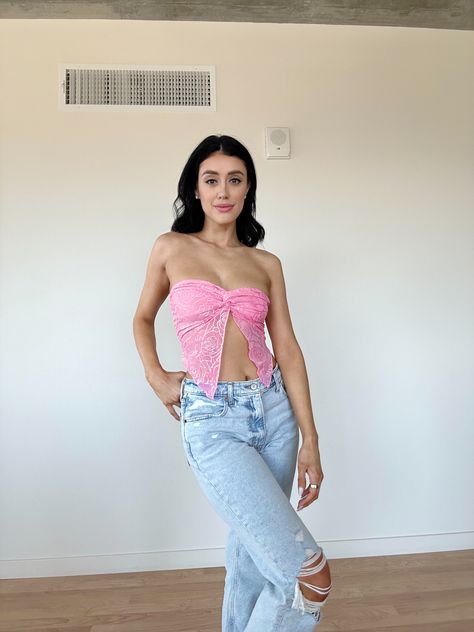 Pink Strapless Top Outfit, Strapless Top Outfit, Spring Crop Tops, Jeans Outfit Casual, Tiktok Style, Pink Spring, Destroyed Jeans, Y2k Style, Twist Front