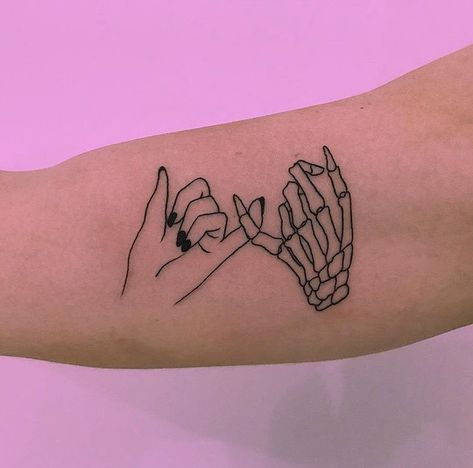 hand skeleton pinky promise tattoo Friend Tattoos, Tato Flash, Pinky Promise Tattoo, Promise Tattoo, Skeleton Hand Tattoo, Skeleton Tattoos, Inspiration Tattoos, Tattoos Geometric, Subtle Tattoos