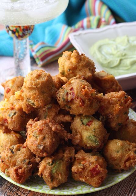 Avocado Fritters with Avocado Dipping Sauce Avocado Recipes, Think Food, Finger Food Appetizers, Snacks Für Party, Party Food Appetizers, Fried Food, Iftar, Yummy Appetizers, Finger Food