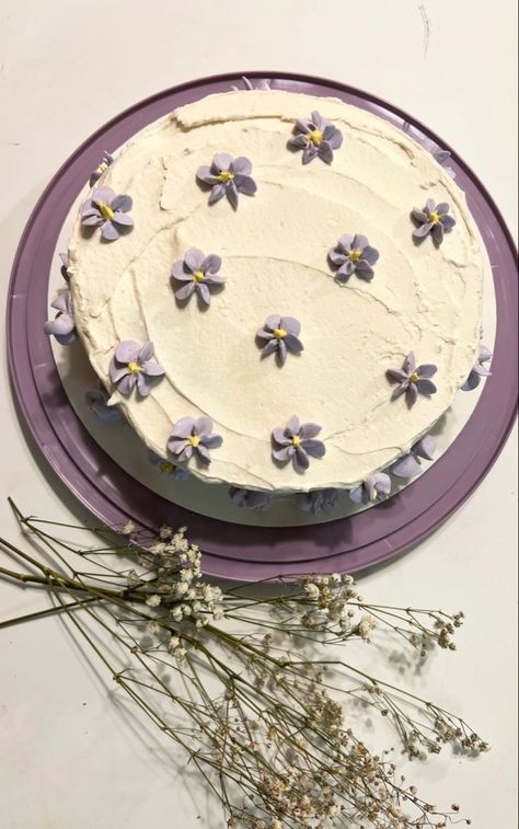 Spring Cake Designs, Flower Cake Design, Violet Cakes, Purple Cakes Birthday, Decorate A Cake, Lavender Cake, Vintage Birthday Cakes, Daisy Cakes, Birthday Cake With Flowers