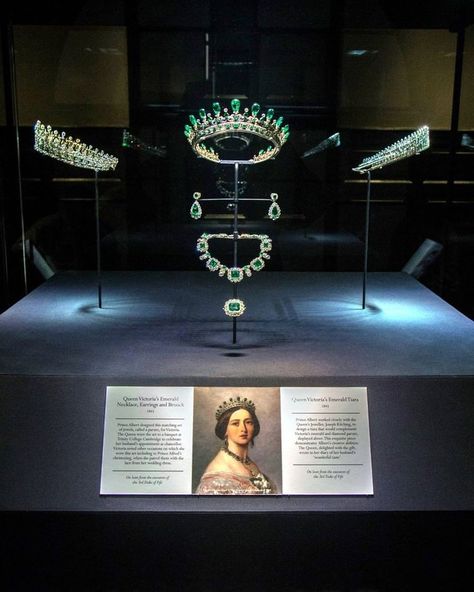 Display of Queen Victoria's Emerald Tiara and Jewels at Kensington Palace #queenvictoria #victoria #jewels #tiara #emerald… Royal Family Tiara, Historical Crowns, Historical Jewellery Royal Families, Queen Elizabeth Wedding Tiara, Instagram Display, Emerald Tiara, Beautiful Crowns, Queen Victoria Sapphire Tiara, Royal Family Jewels