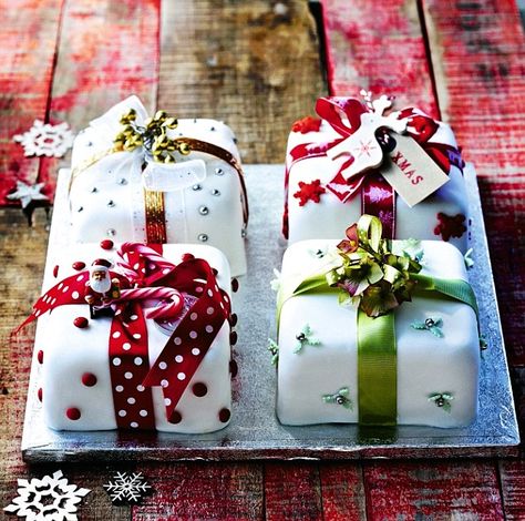 Adorable Christmas party cakes Xmas Cake Decorating, Christmas Cake Decoration, Super Torte, Mini Christmas Cakes, Cake Decoration Ideas, Christmas Cakes Easy, Novelty Birthday Cakes, Mini Torte, Christmas Cake Designs