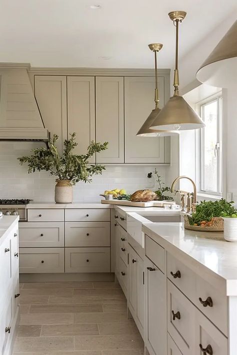 48 Neutral Kitchen Ideas to Fuel Your Inspiration - DecorWithEva Traditional Kitchen Backsplash Ideas, Neutral Kitchen Ideas, Neutral Kitchen Designs, Backsplash Options, Beachy Cottage, Moms Kitchen, Kitchen 2024, Off White Kitchens, Quartz Kitchen Countertops