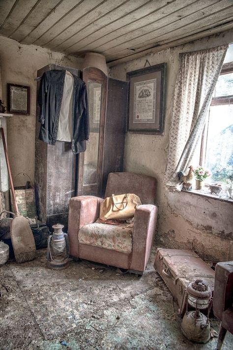 Eerie cottage left frozen in time with paper from Titanic sinking still on table - Mirror Online Abandoned Farmhouse, Derelict House, Military Box, Cottage Images, Derelict Buildings, Irish Cottage, Cottage Interior, Abandoned Mansions, Tin Cans