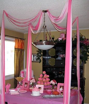 Con unas serpentinas de papel puedes armar un toldo para decorar tu fiesta de princesas. Tulle Birthday Decorations, Party Streamer Ideas, Streamer Ideas, Streamer Decorations, Tulle Decorations, 22 Birthday, Party Streamers, Barbie Birthday, Spa Party