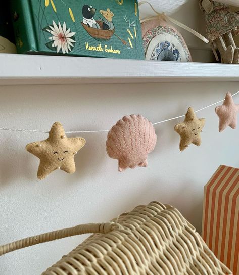 Felt Shell Pattern, Felt Sea Shells, Seashell Felt Pattern, Sea Shell Mobile Diy, Seashell Garland, Mermaid Shell Pillow, Shell Garland, Diy Garland, Kids Playroom