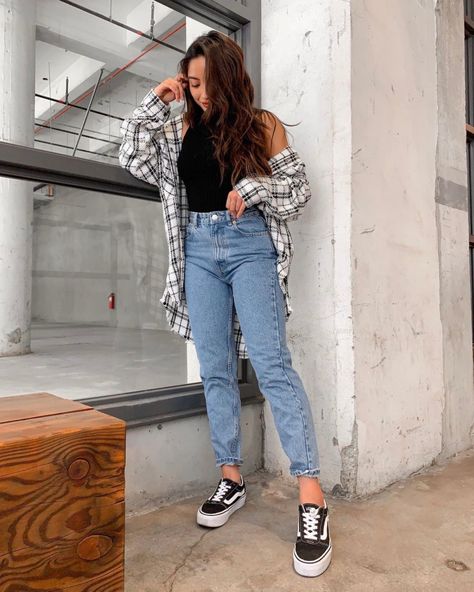 Old Skool Outfit, Black Vans Outfit, Jeans And Vans, Looks Pinterest, Vans Outfit, Look Jean, Old Outfits, Mom Jeans Outfit, Flannel Outfits