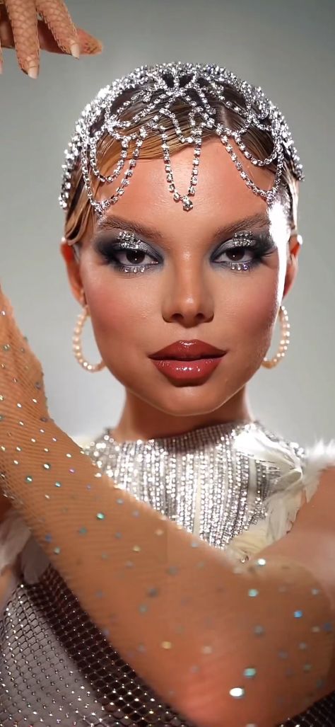 Tea Party Makeup Looks, 1920 Gatsby Makeup, 70s Disco Makeup Black Women, Great Gatsby Makeup And Hair Black Women, Chicago Musical Makeup, 1920s Glamour Makeup, Great Gatsby Make Up, Casino Makeup Ideas, Flappers Aesthetic